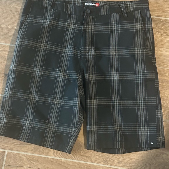 Quiksilver Men's Black Plaid Shorts - Picture 1 of 4